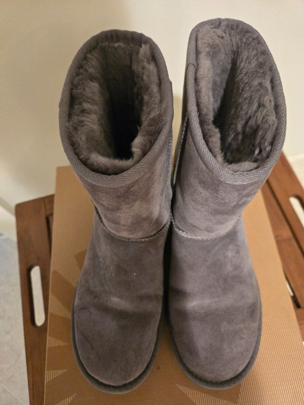 Ugg Classic Short Boot - Picture 5 of 5